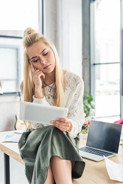 Beautiful Pensive Casual Businesswoman Sitting Computer Desk Using Digital Tablet — Stock Photo, Image