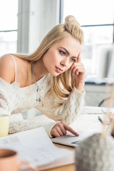 Beautiful Female Architect Working Table Blueprint Loft Office — Stock Photo, Image