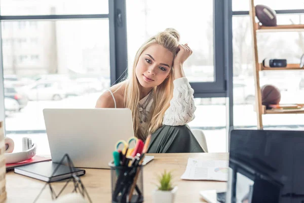 Beautiful Casual Businesswoman Sitting Using Computer Desk Loft Office — Stock Photo, Image