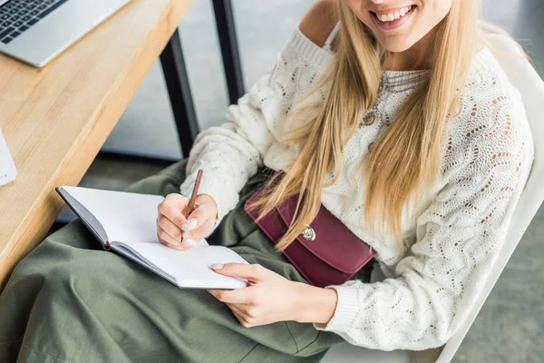 Vue Recadrée Une Femme Affaires Occasionnelle Assise Écrivant Dans Ordinateur — Photo