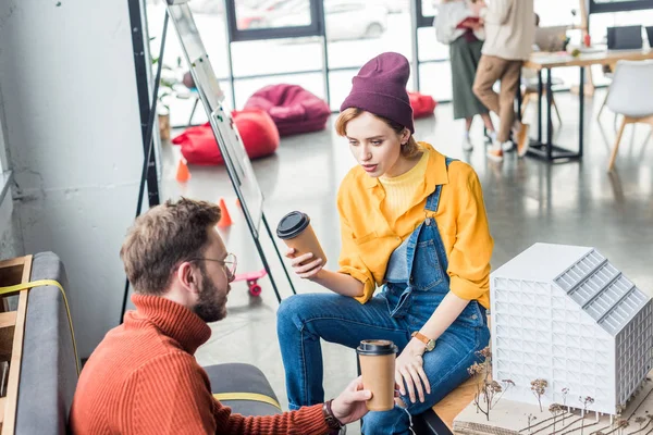 Kadın Erkek Mimarlar Kahve Ile Çatı Office Modeli Üzerinde Çalışmaya — Stok fotoğraf