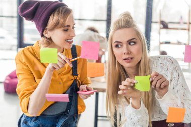 cam pencere Office renkli yapışkan notlar koyarak güzel rahat iş kadınları