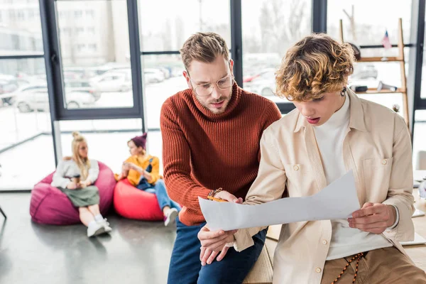 Schöne Männliche Architekten Arbeiten Loft Büro Einem Bauplan — Stockfoto