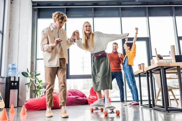 Casual Affärskollegor Har Kul Och Ridning Skateboard Loft Office — Stockfoto