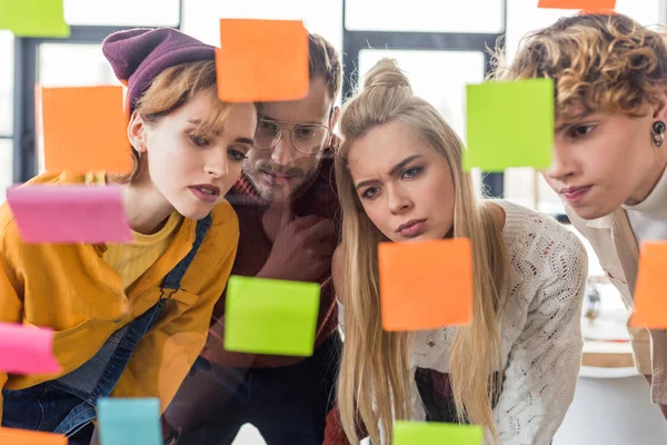 Hombres Mujeres Negocios Ocasionales Mirando Notas Adhesivas Colores Ventana Cristal — Foto de Stock