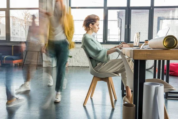 Female Architect Sitting Using Laptop Desk Loft Office Colleagues Motion — Stock Photo, Image