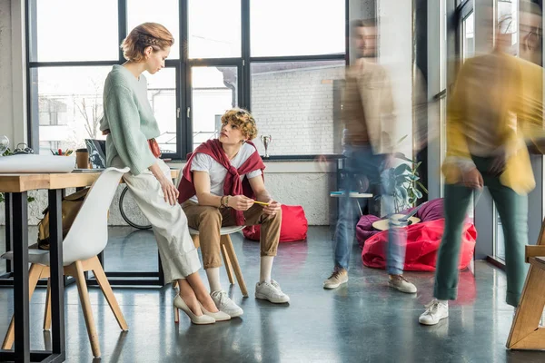 Hombres Mujeres Enfocados Empresarios Ocasionales Sentados Teniendo Discusión Oficina Loft — Foto de Stock