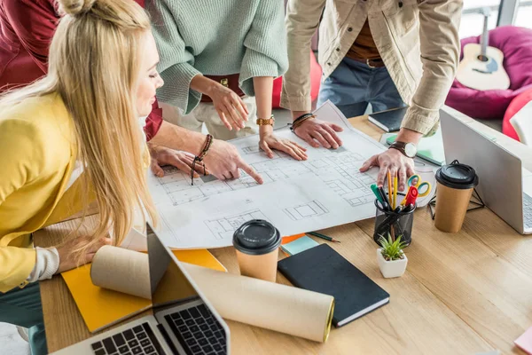 Grupo Arquitectos Femeninos Masculinos Que Trabajan Plano Escritorio Con Café —  Fotos de Stock