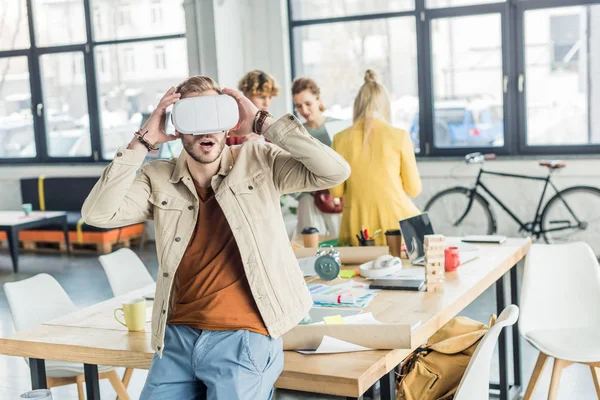 Sorprendido Diseñador Masculino Gesto Con Las Manos Mientras Que Tiene — Foto de Stock