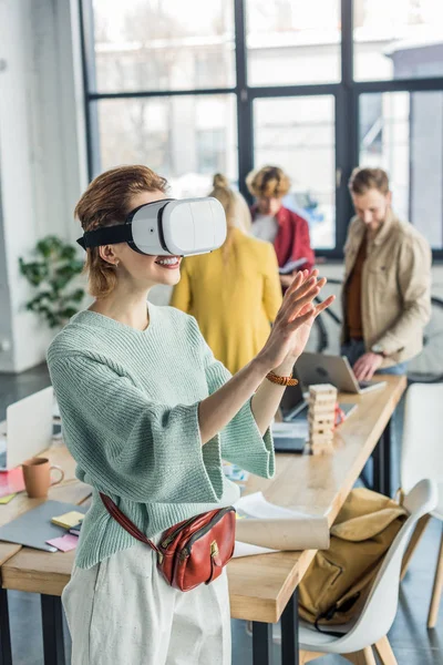 Sorridente Designer Feminino Gestos Com Mãos Tendo Experiência Realidade Virtual — Fotografia de Stock