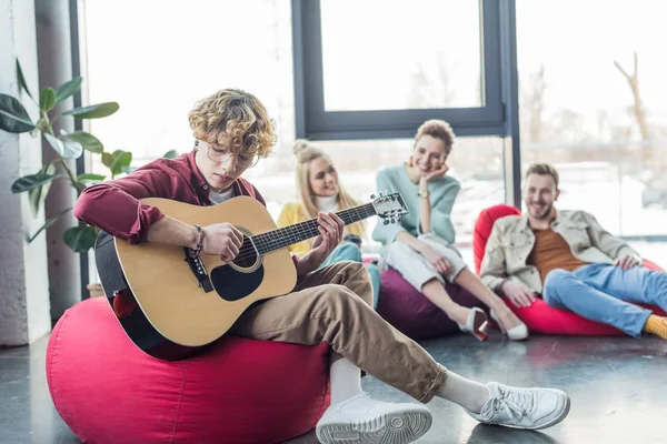 Grupo Amigos Sentados Sillas Bolsa Frijol Tocando Guitarra —  Fotos de Stock