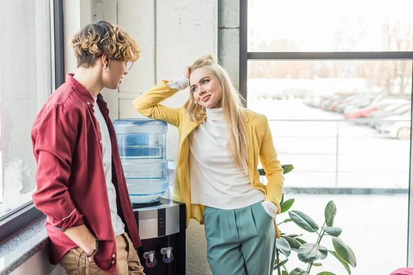 Hombre Negocios Casual Mujer Mirándose Hablando Oficina Del Loft — Foto de Stock