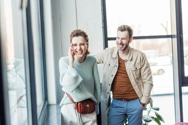 mutlu rahat işadamı ve kadın loft ofiste söz