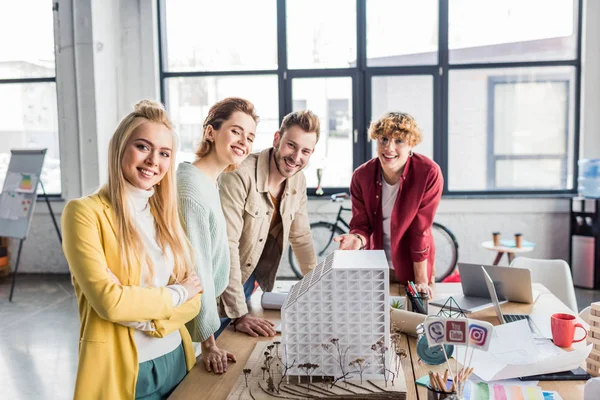 Női Férfi Építészek Dolgoznak Együtt Ház Modell Loft Irodában Mosolyogva — Stock Fotó