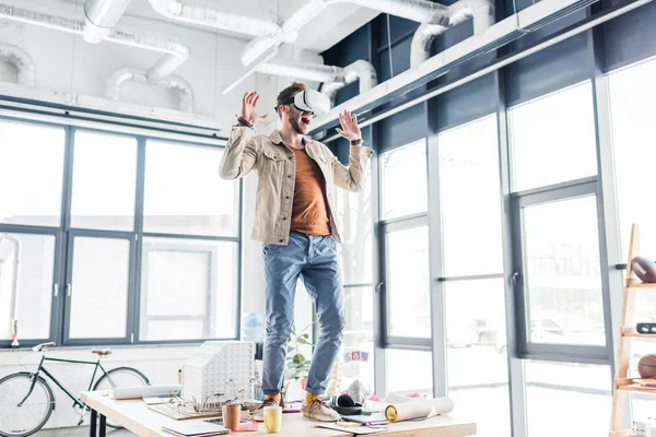 Arquiteto Masculino Gritando Gesticulando Com Mãos Tendo Experiência Realidade Virtual — Fotografia de Stock