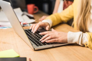 kırpılmış dişi laptop kullanma office uzmanı görüntüleme