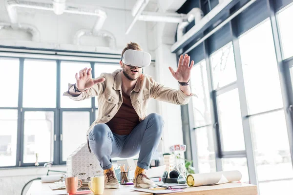 Surpreendido Arquiteto Masculino Gesto Com Mãos Enquanto Tendo Experiência Realidade — Fotografia de Stock