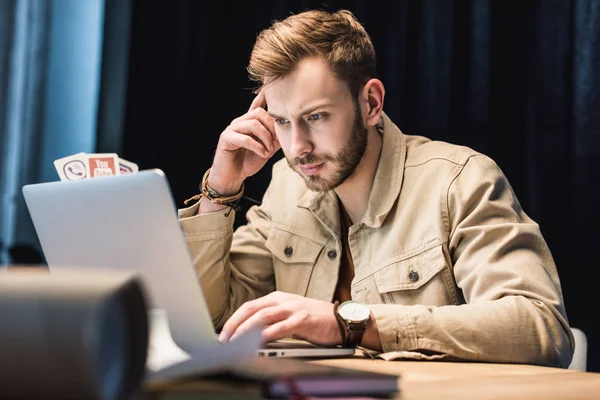 Homem Negócios Casual Bonito Sentado Mesa Usando Laptop Escritório — Fotografia de Stock