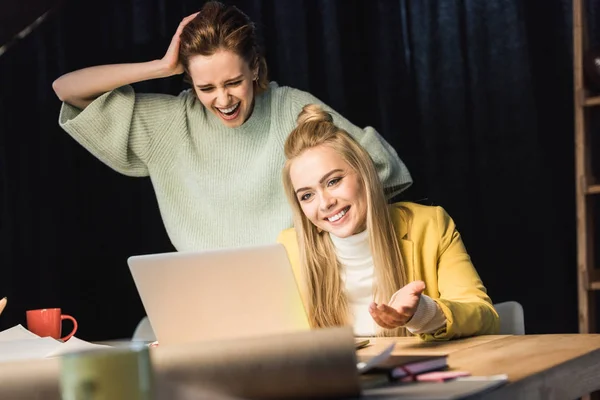 Schöne Weibliche Spezialisten Lachen Während Sie Laptop Büro Benutzen — Stockfoto