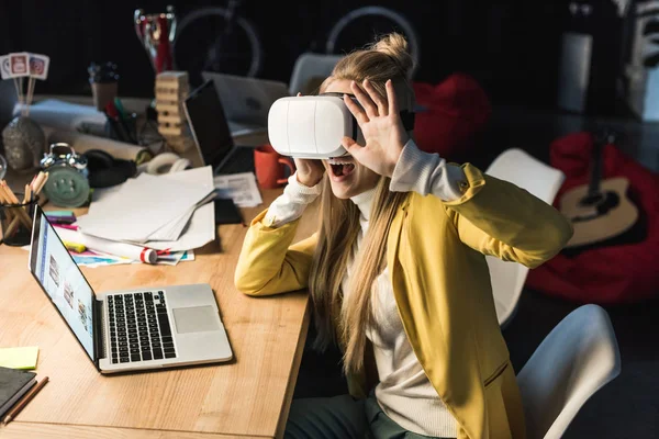 Eccitata Donna Affari Casuale Gesticolare Con Mani Pur Avendo Esperienza — Foto Stock