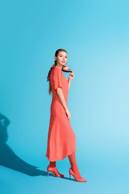 trendy yaşayan mavi poz mercan elbise şık şık bir model