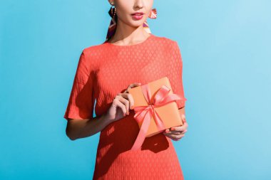 moda trendy kadının yaşam mercan elbise holding içinde kırpılmış görünümü hediye izole mavi kutusu