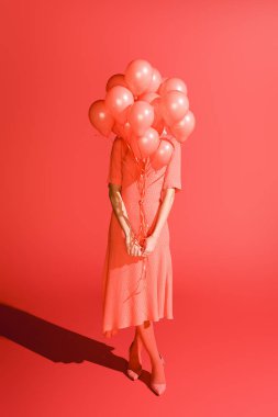 moda kız yaşam mercan ile poz gözümün önünde balonlar. Yıl 2019 kavramının Pantone renk