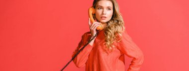 retro döner telefon üzerinde yaşam mercan izole çekici kadın. Yıl 2019 kavramının Pantone renk