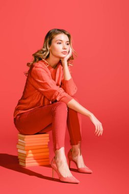 çekici şık kadın kitaplar üzerinde oturuyordu. Yıl 2019 kavramının Pantone renk