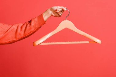 kısmi görünümü üzerinde yaşam mercan izole askı tutan kadın. Yıl 2019 kavramının Pantone renk