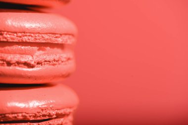Yaşam mercan macaroons kırmızı zemin üzerine kapatın. Yıl 2019 kavramının Pantone renk