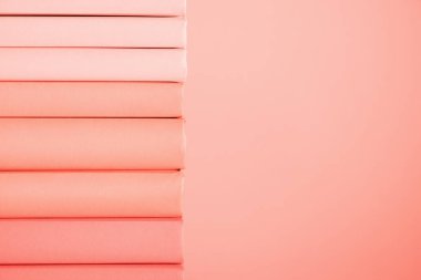 yaşam kitap yığını mercan arka plan. Yıl 2019 kavramının Pantone renk