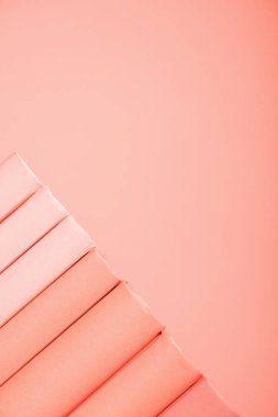 yaşam kitap yığını mercan arka plan. Yıl 2019 kavramının Pantone renk
