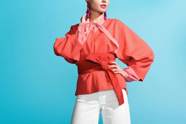 Beskuren Bild Fashionabla Flicka Poserar Trendiga Levande Korall Kläder Isolerade — Stockfoto