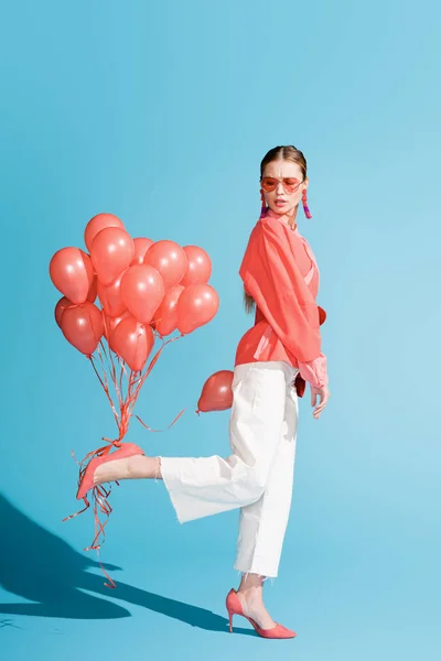 Mooie Trendy Model Poseren Met Levende Koraal Ballonnen Blauw — Stockfoto
