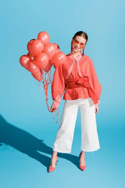 Щаслива Модна Жінка Позує Живими Кораловими Кульками Синьому — стокове фото