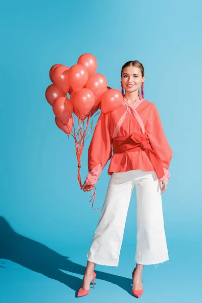 Vacker Elegant Flicka Poserar Med Levande Korall Ballonger Blå — Stockfoto