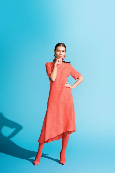 Fashion Shoot Stylish Girl Trendy Living Coral Dress Posing Blue — Stock Photo, Image