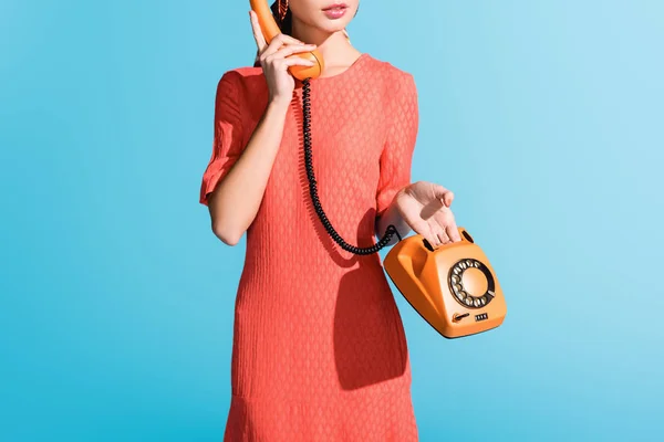 Обрезанный Вид Женщины Живом Коралловом Платье Позирует Роторным Телефоном Изолированы — стоковое фото