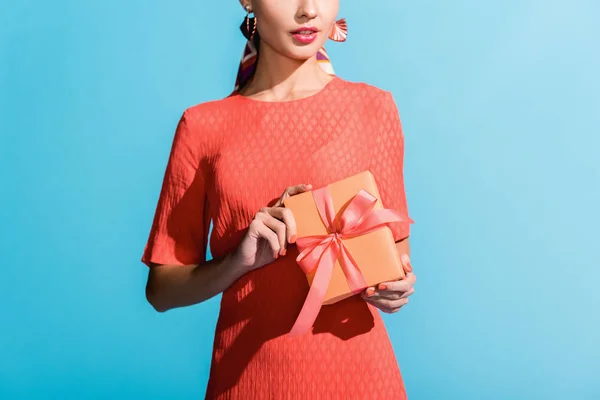 Обрезанный Вид Модной Женщины Живом Коралловом Платье Подарочной Коробкой Изолированной — стоковое фото