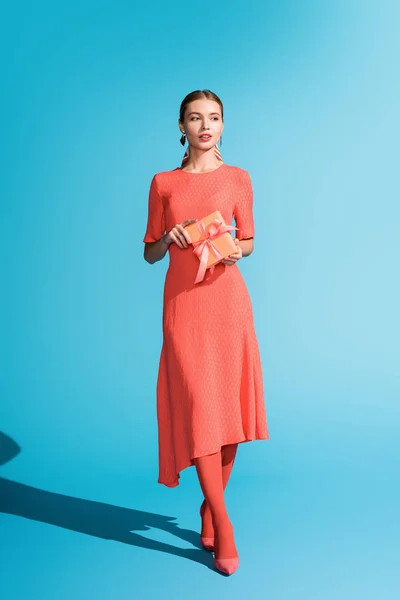 Attractive Fashionable Woman Living Coral Dress Holding Gift Box Blue — Stock Photo, Image