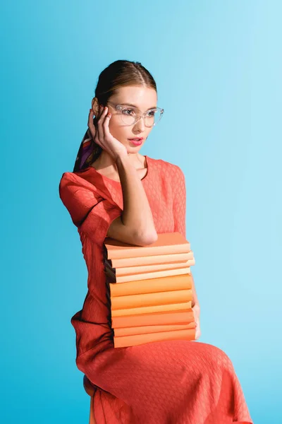Attraktives Elegantes Mädchen Lebendigem Korallenkleid Mit Büchern Auf Blauem Grund — Stockfoto