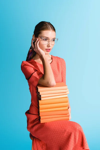 Attraente Ragazza Elegante Abito Corallo Vivente Possesso Libri Isolati Blu — Foto Stock