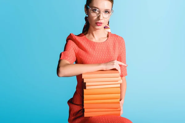 Attraktive Frau Lebendigem Korallenkleid Mit Büchern Auf Blauem Grund — Stockfoto
