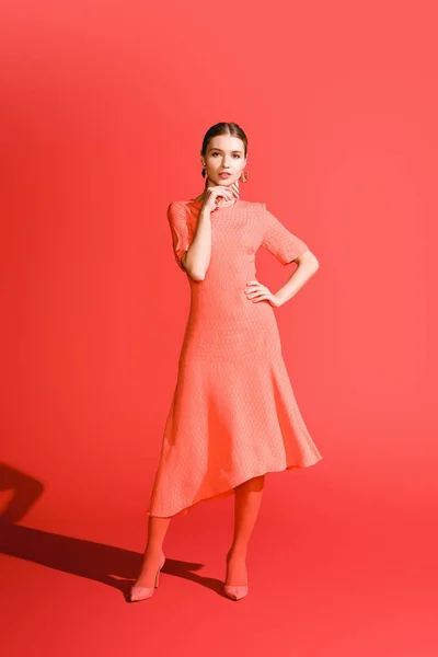 Стильная Молодая Женщина Позирует Живом Коралловом Платье Красном Фоне — стоковое фото
