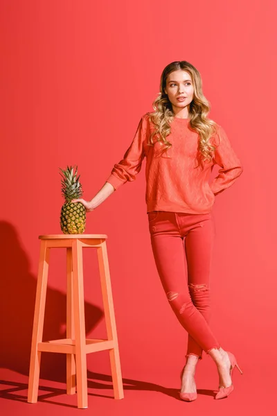 Stylish Beautiful Woman Holding Fresh Pineapple Stool Living Coral — Stock Photo, Image