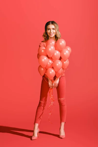 Lachende Jonge Vrouw Poseren Met Levende Koraal Ballonnen Pantone Kleur — Stockfoto