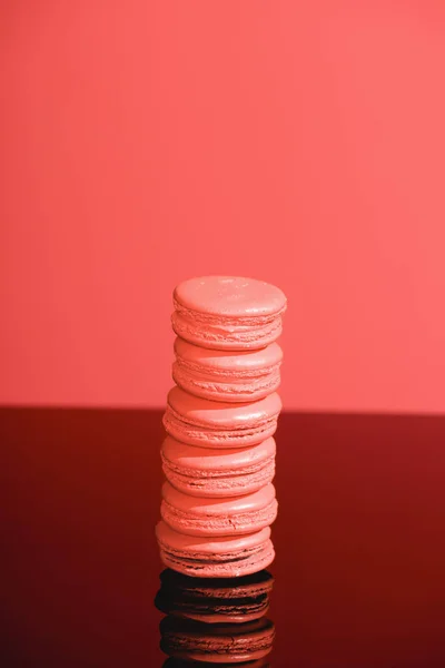 Pila Macarrones Dulces Sobre Fondo Coral Vivo Pantone Color Del — Foto de Stock