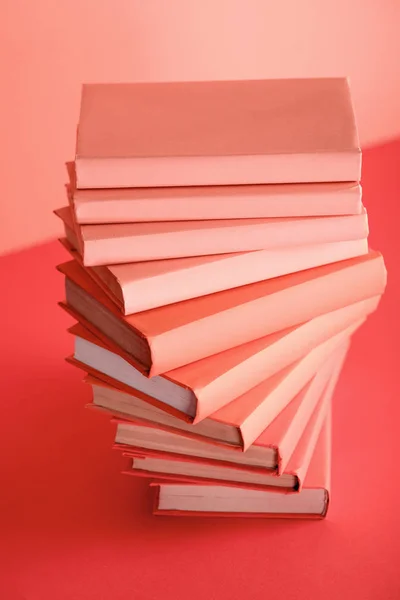 Mucchio Libri Sfondo Corallo Vivente Pantone Colore Dell Anno 2019 — Foto Stock