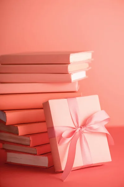 Verem Könyvek Ajándék Doboz Városban Élő Korall Színű Pantone Szín — Stock Fotó